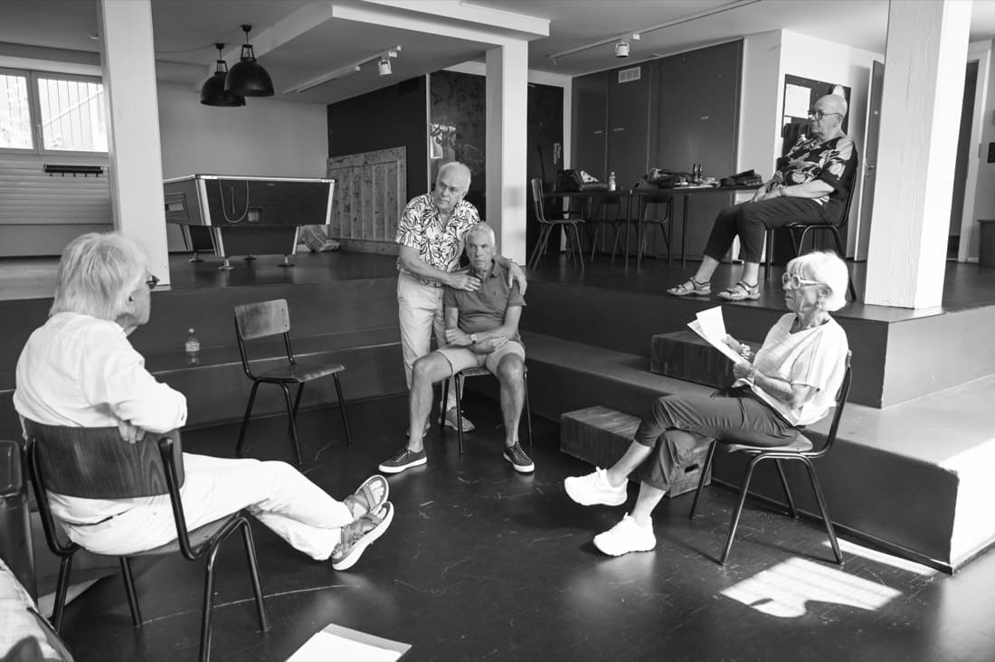 Das Ensemble von TheAlter im Gespräch im Probenraum